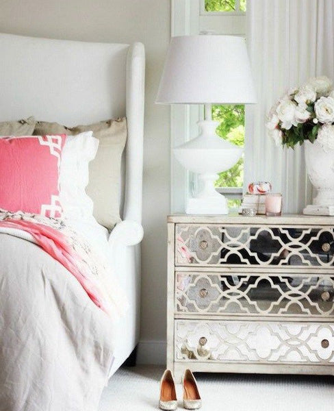 Idée déco chambre ado fille avec coussin corail