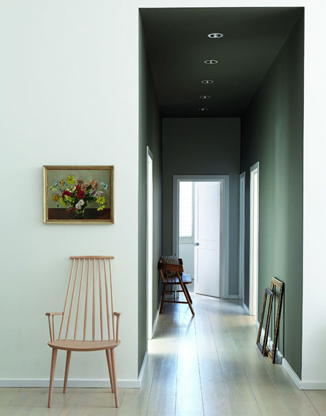 Idée déco couloir avec des couleurs contrastées