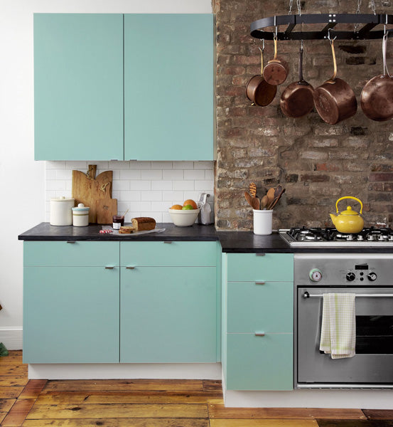 Idée déco cuisine avec teinte turquoise vive