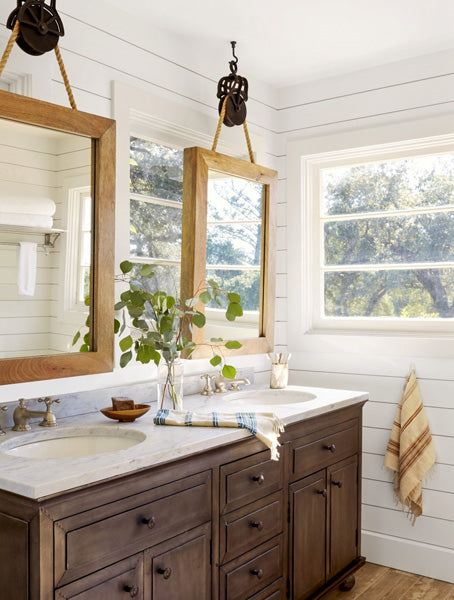Idée déco salle de bain miroirs suspendus