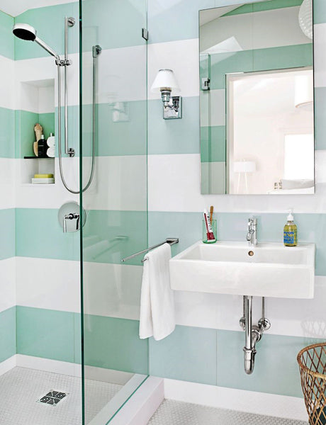 Idée déco salle de bain murs rayés