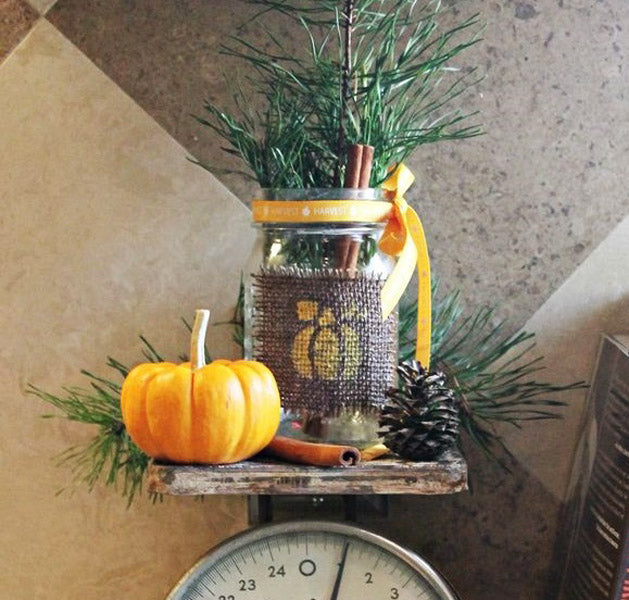 Idée décoration automne bocaux entouré de toile de jute et de citrouille dans la cuisine