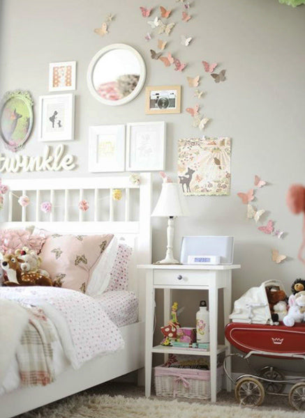 Chambre fille avec des papillons sur le mur