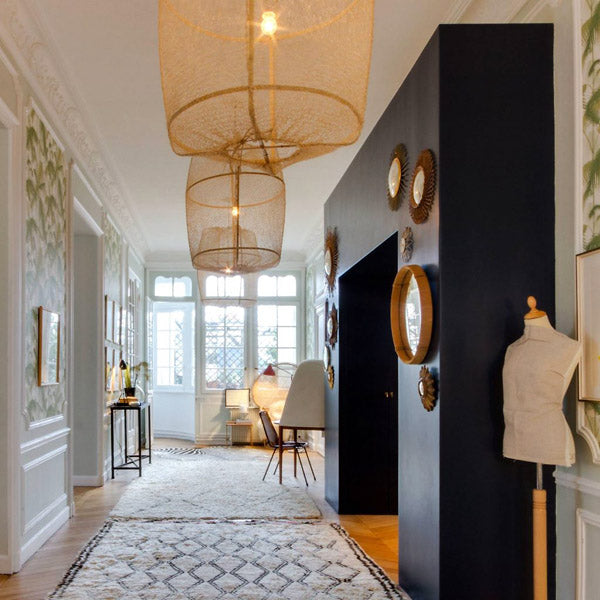 Idée de décoration du couloir avec un lustre majestueux