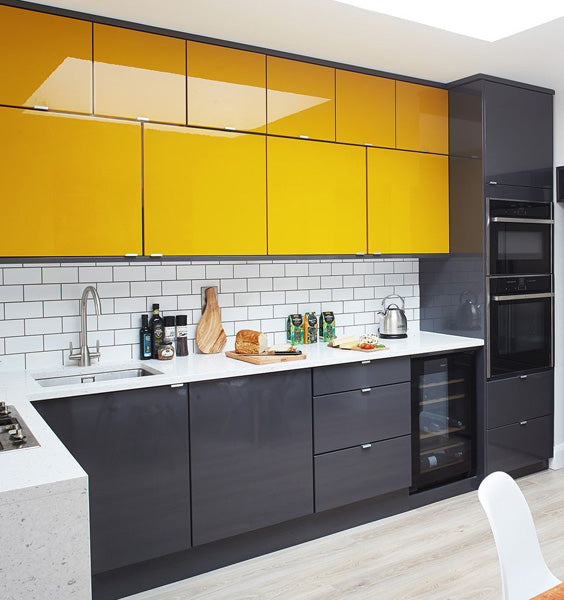 Idée décoration cuisine simple et moderne avec armoires murales laquées