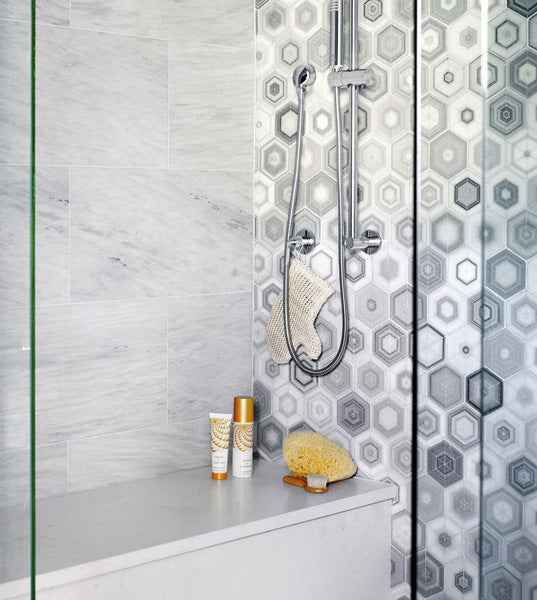 Idée décoration douche avec revêtement mural inattendu