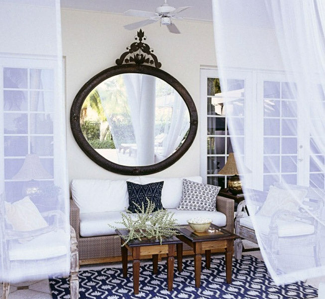 Idée décoration été avec un grand miroir rond