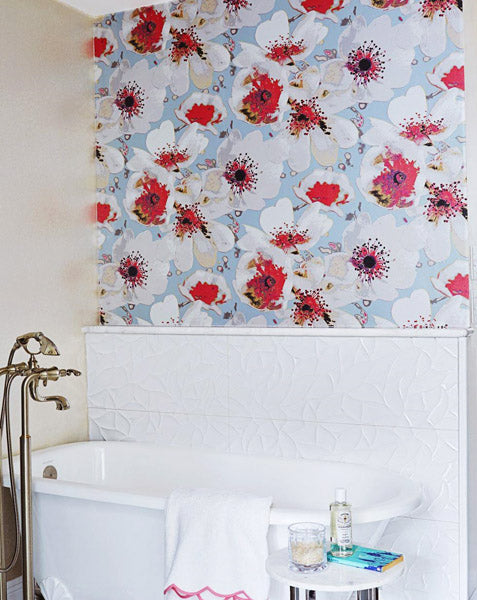 Idée décoration salle de bain avec papier peint à fleur