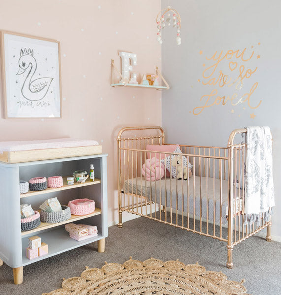Idées simples mais élégantes pour la décoration d'une chambre de bébé fille