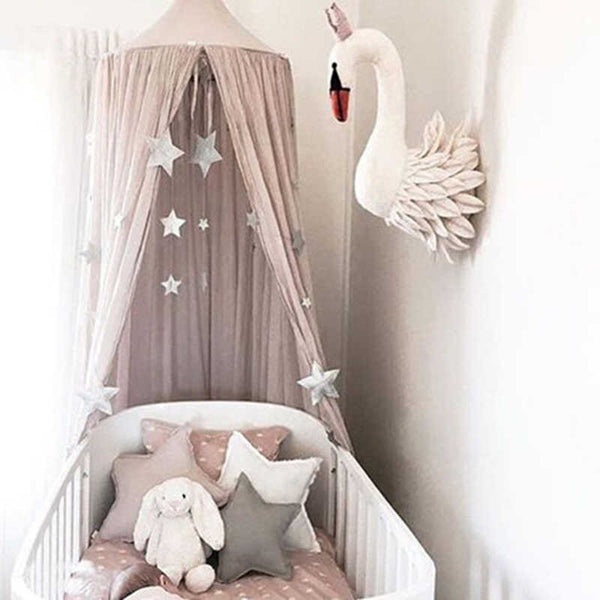 Le cygne est une bonne idée de déco pour une chambre de bébé fille