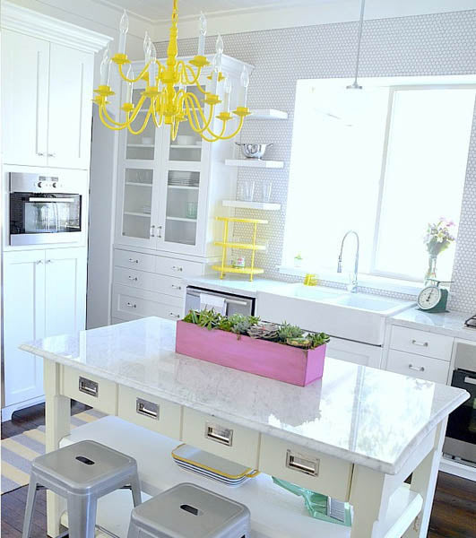 Lustre jaune pour la déco de la cuisine