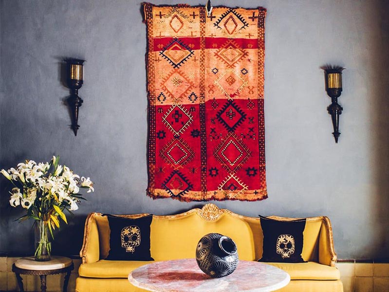 Magnifique tapis sur un mur de salon