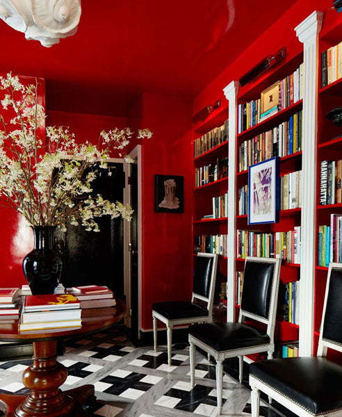 Mur et plafond d'entrée peint en rouge