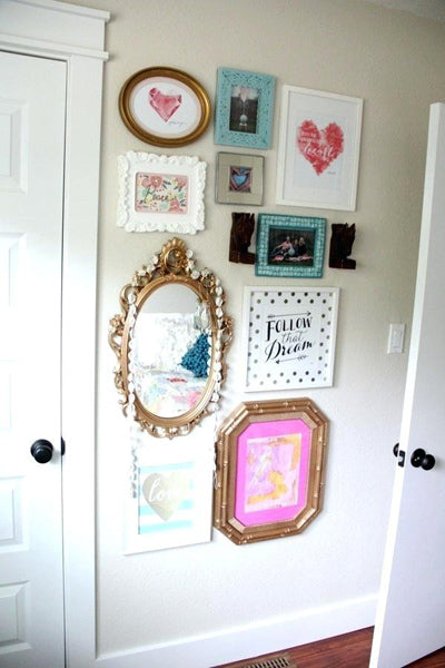 Mur de galerie dans une chambre d'ado fille