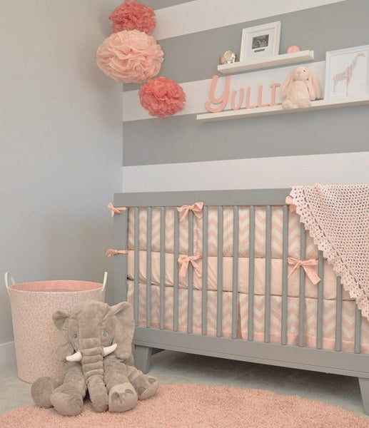 Mur en rayure dans la chambre du bébé