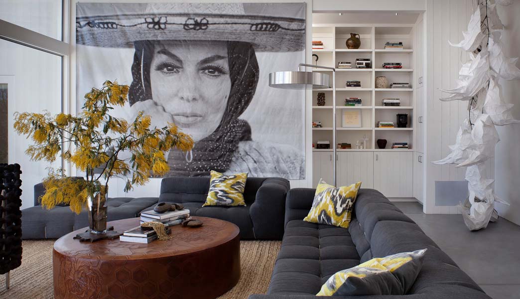 Œuvres d'arts ambitieuses sur le mur d'un appartement