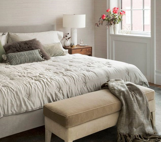 Chambre avec oreiller à longs poils