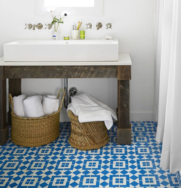 Paniers de rangement sous l'évier de la salle de bain