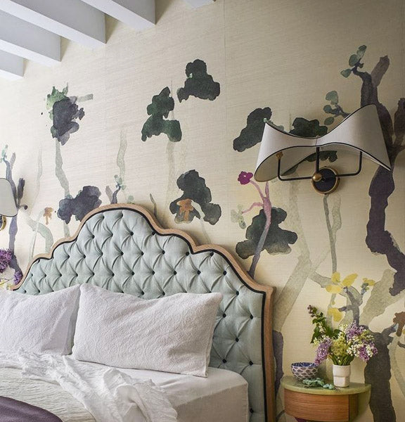Papier peint à fleur sur le mur de la chambre
