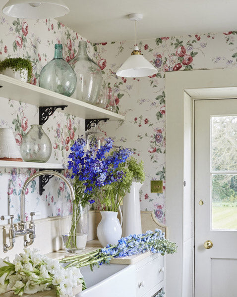 Déco avec papier peint à fleurs, dans une maison de campagne
