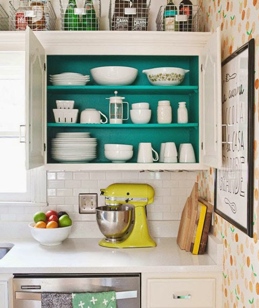 Peinture dans l'intérieur de l'armoire de la cuisine