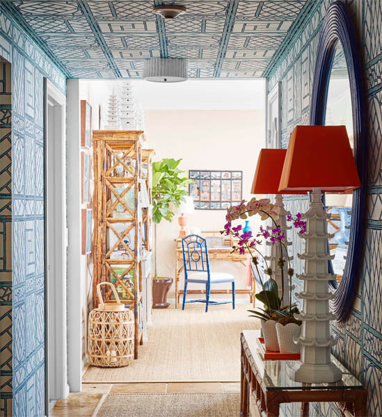 Plafond avec motifs dans le couloir d'entrée
