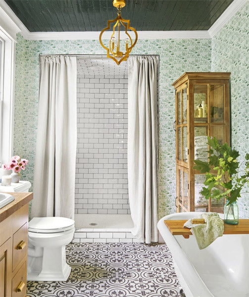 Plafond peint dans une salle de bain