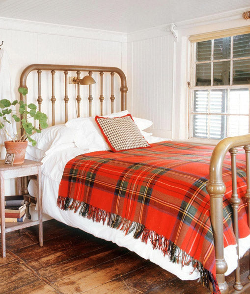 Plaid rouge pour décorer un lit blanc