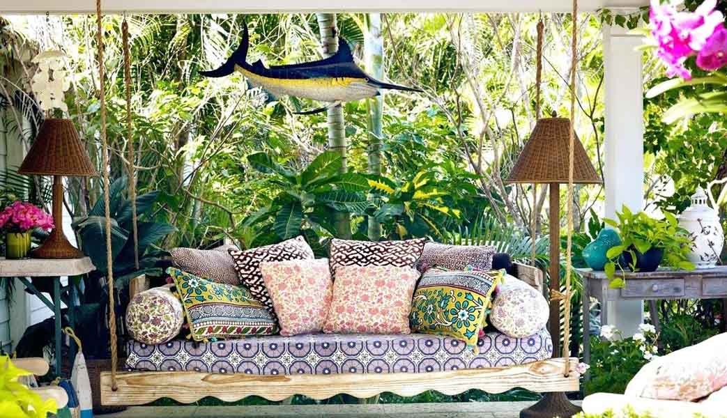 Plusieurs coussins avec des motifs estivaux