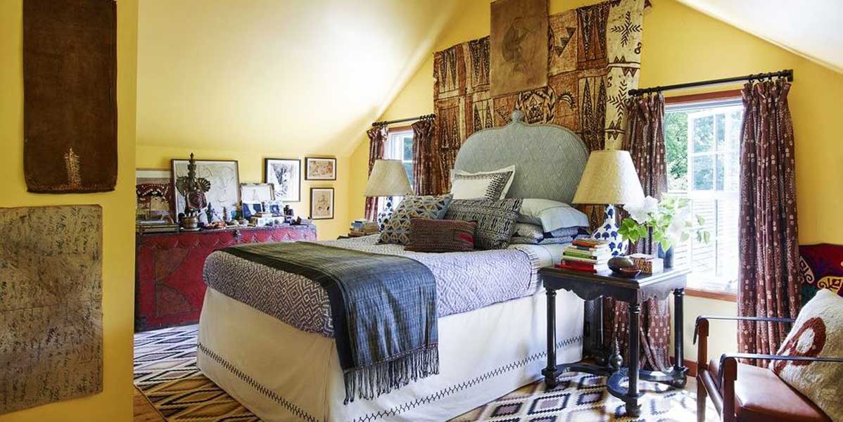 Plusieurs oreillers sur le lit de la chambre
