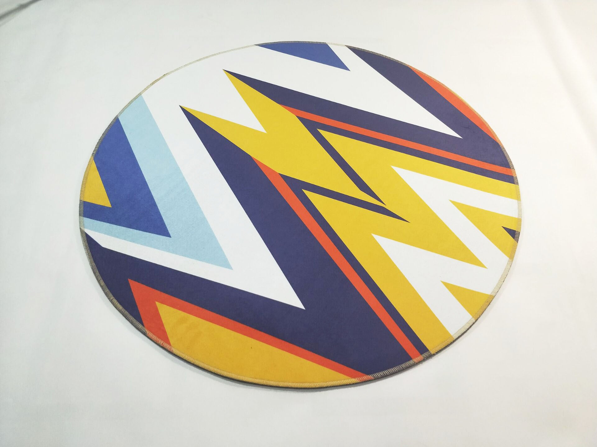 Tapis Rond Motifs Abstraits – Image 3