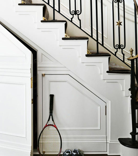 Placard de rangement sous les escaliers