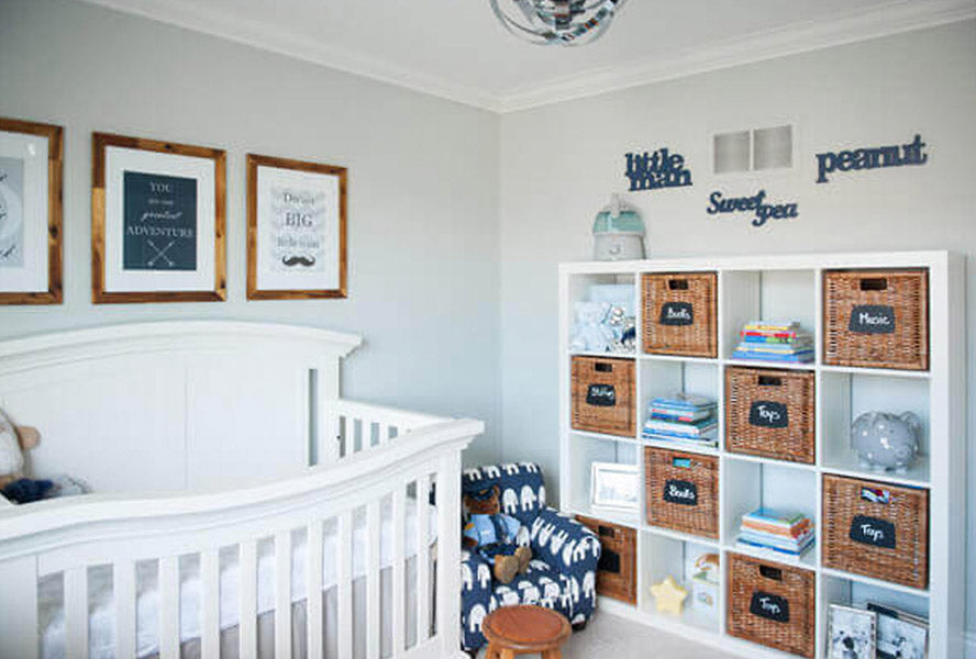 Rangements des objets du bébé dans des cubes