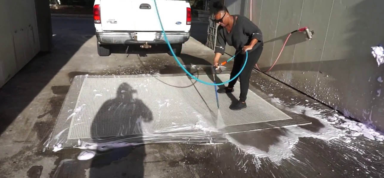 Rincer un tapis avec un tuyau