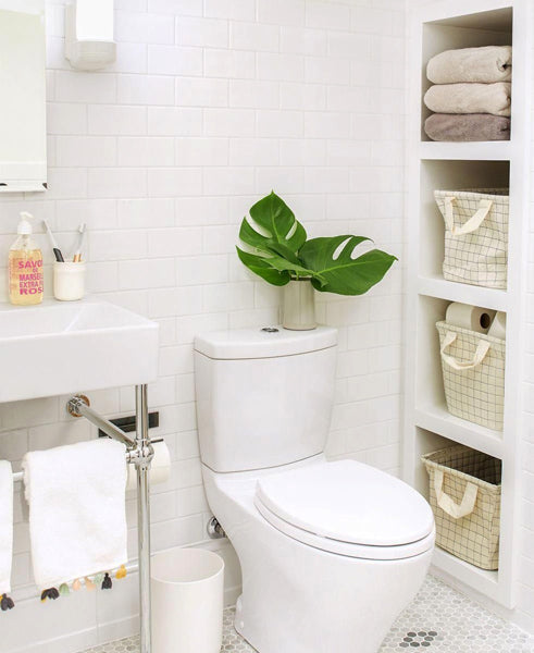 Salle de bain avec étagères ouvertes