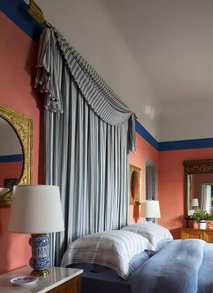 Décoration de la chambre avec de splendides rideaux en tête de lit
