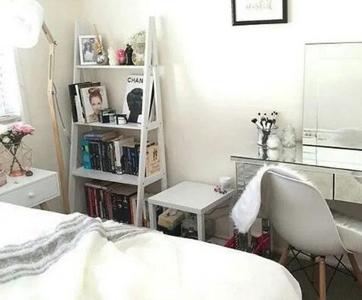 Table d'appoint dans une chambre d'ado pour fille