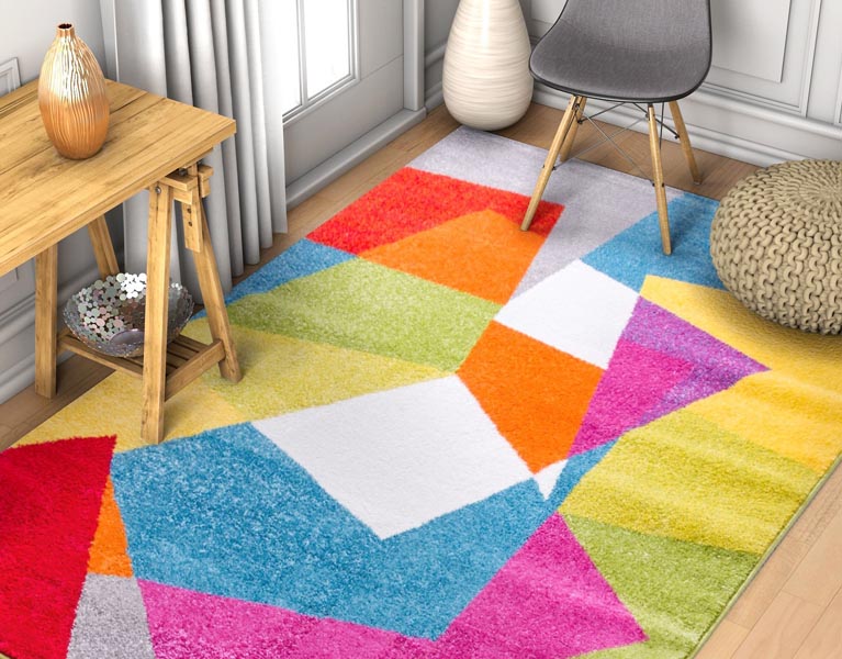 Tapis à couleurs vives et à motifs dans un salon