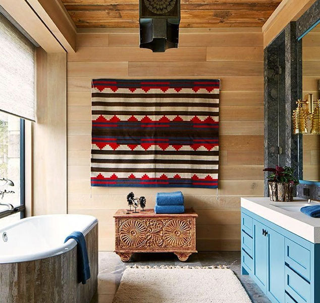 Tapis accroché au mur d'une salle de bain