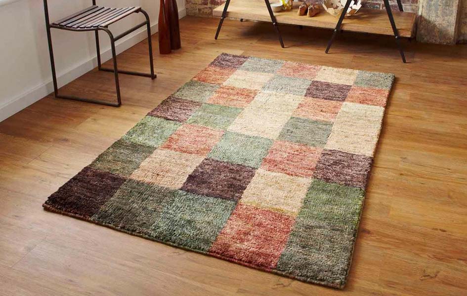 Tapis avec matériaux naturel dans un salon