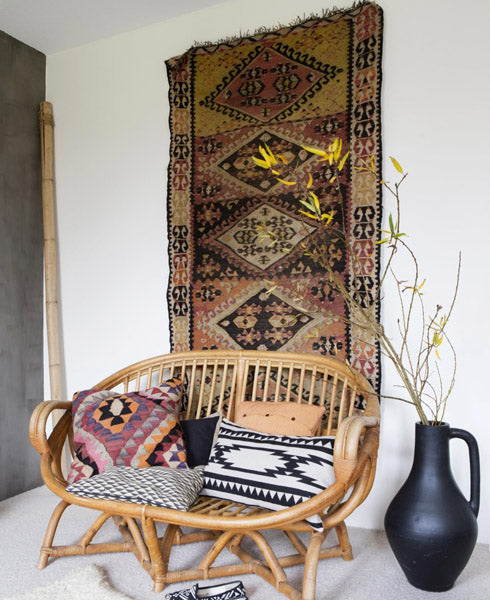 Tapis de kilim suspendu verticalement