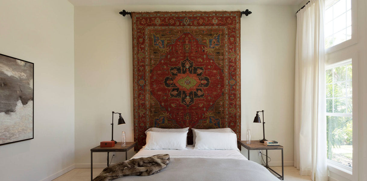 Tapis de laine tissé à la main contre le mur