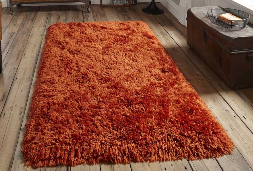 Tapis en acrylique rouge orangé pour une déco de salon en été