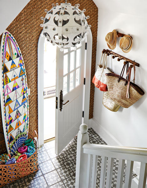Photo d'un mur décoré par un tapis en sisal