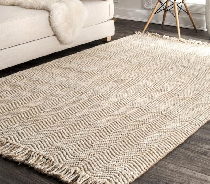 Tapis naturel en jute avec motif chevron dans un salon