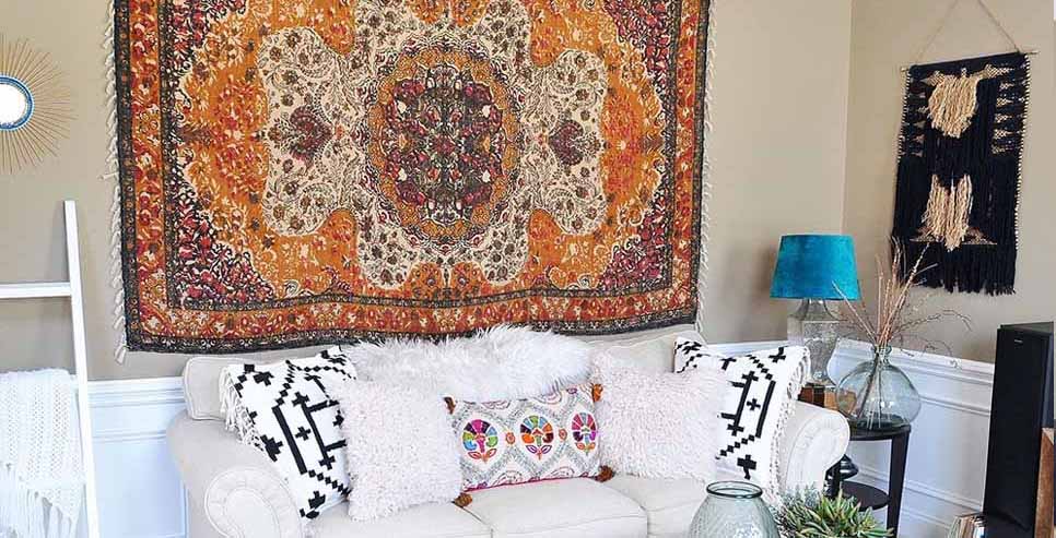 Tapis sur le mur du salon