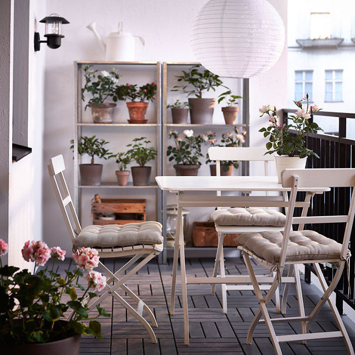 Terrasse avec rangement et lanterne blanche