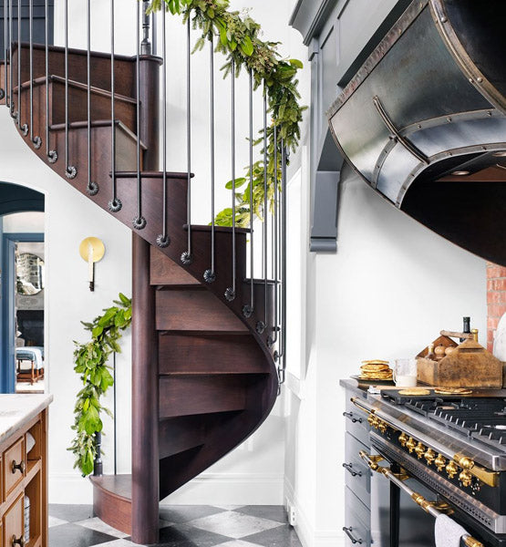 Décoration d'un escalier avec une Guirlande de verdure